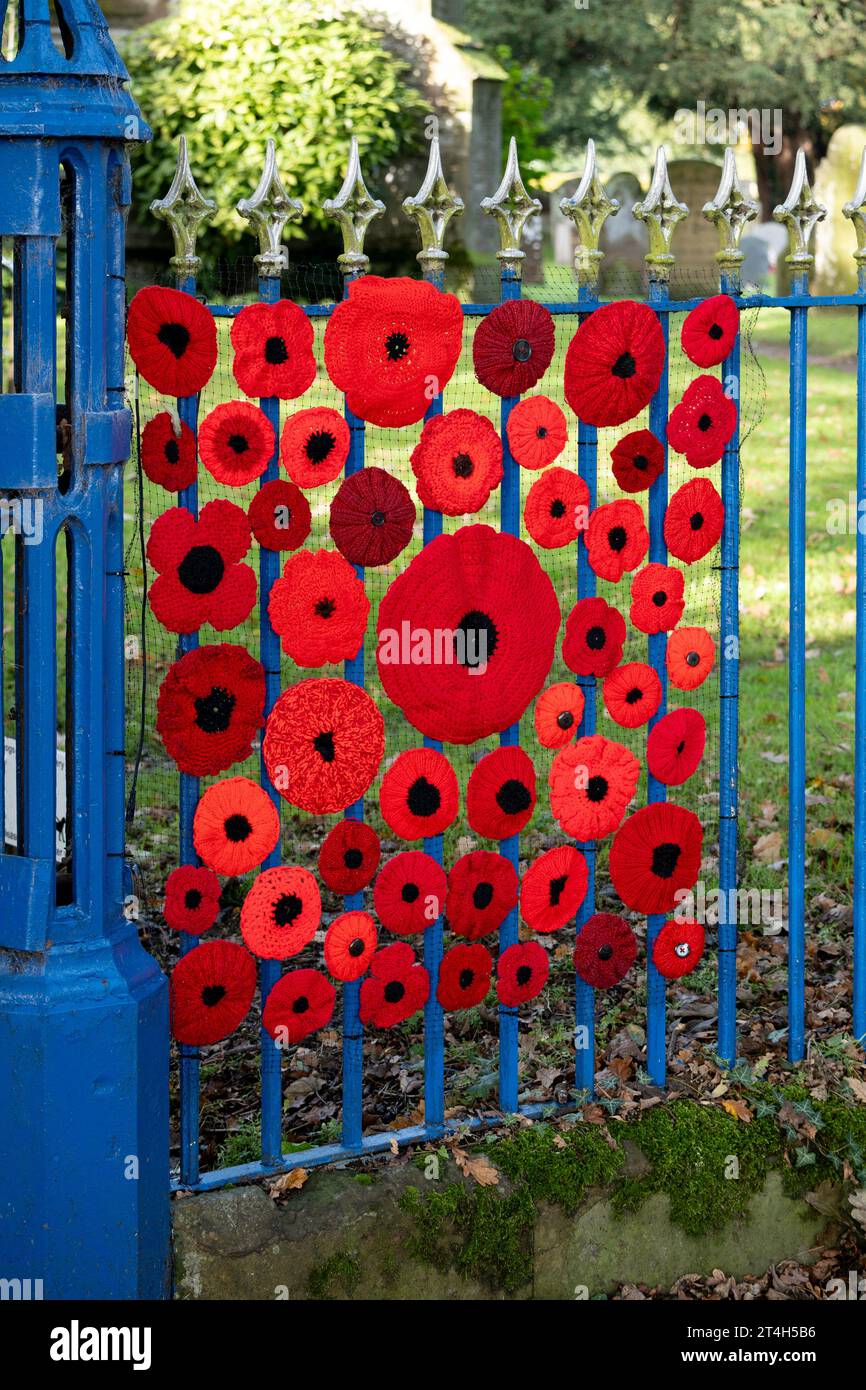 Gestrickter Mohn vor der St. Peter`s Church, Wellesbourne, Warwickshire, England, Großbritannien Stockfoto